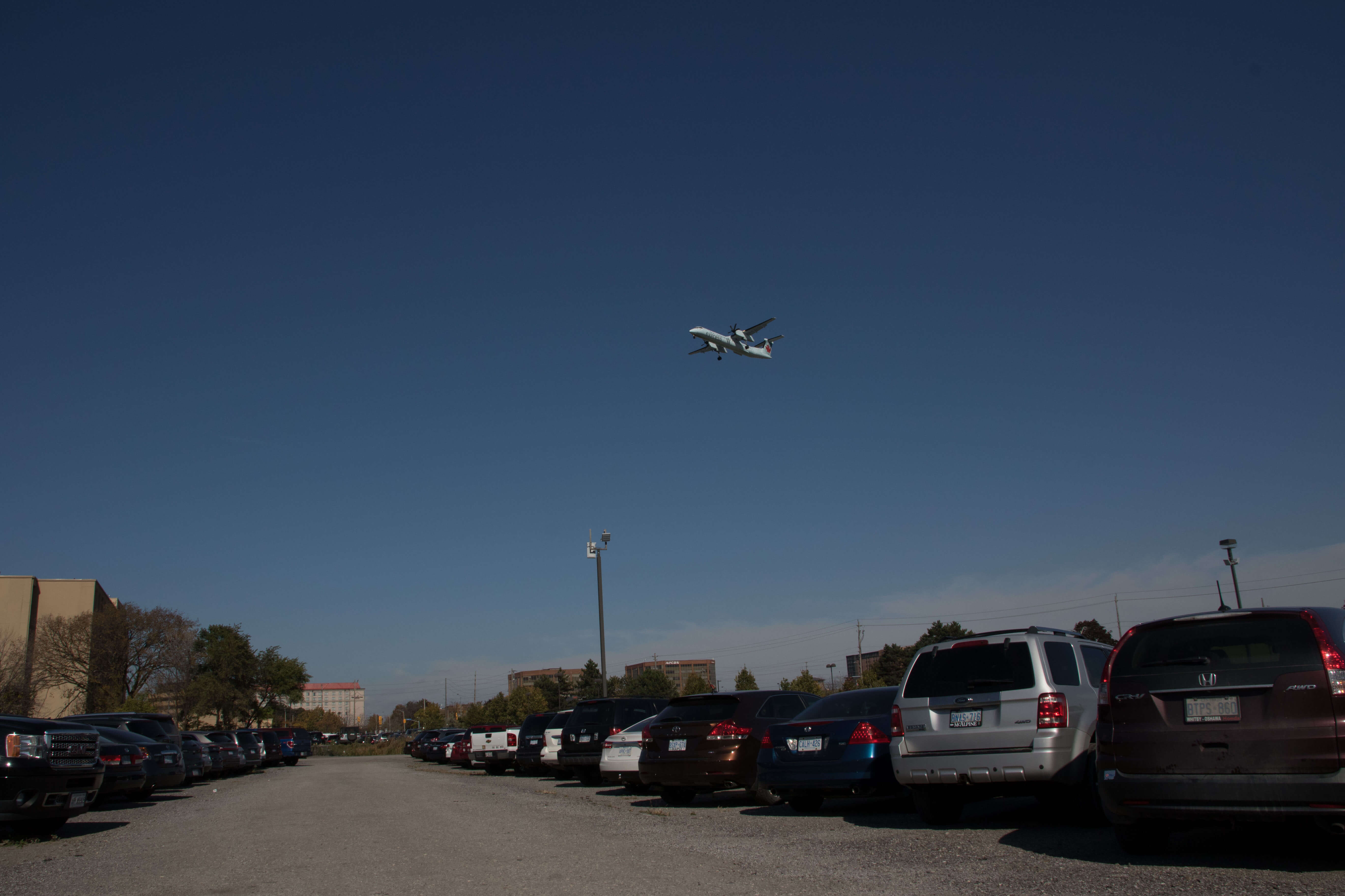 Images/p4p_airplane_over_cars.jpg